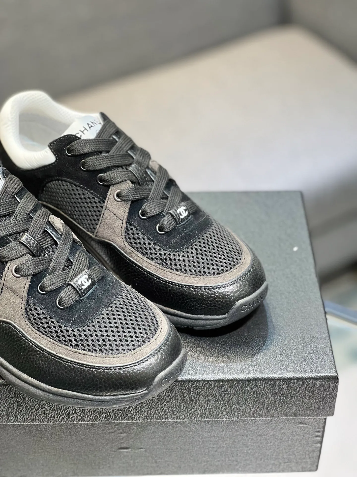 Men's men's shoes 💰620 Exclusive real shot (top version) CHANEL Chanel 2025ss color matching thick-soled casual sports shoes and sneakers. The counter is synchronized. The counter is very popular. A shoe that is very difficult to buy. The most popular thick-soled panda shoes on the Internet. It can be imagined that Xiaoxiang control can't miss it. It has both good looks and comfort. Simple and versatile white shoes. The thick sole increases the height and is super versatile. Close your eyes and wear it. Whoever wears it will look better. Upper: calfskin Lining: imported sheepskin lining Outsole: TPU original outsole Size: 35-44 (customized for women 41 and 40, and 45 for men)